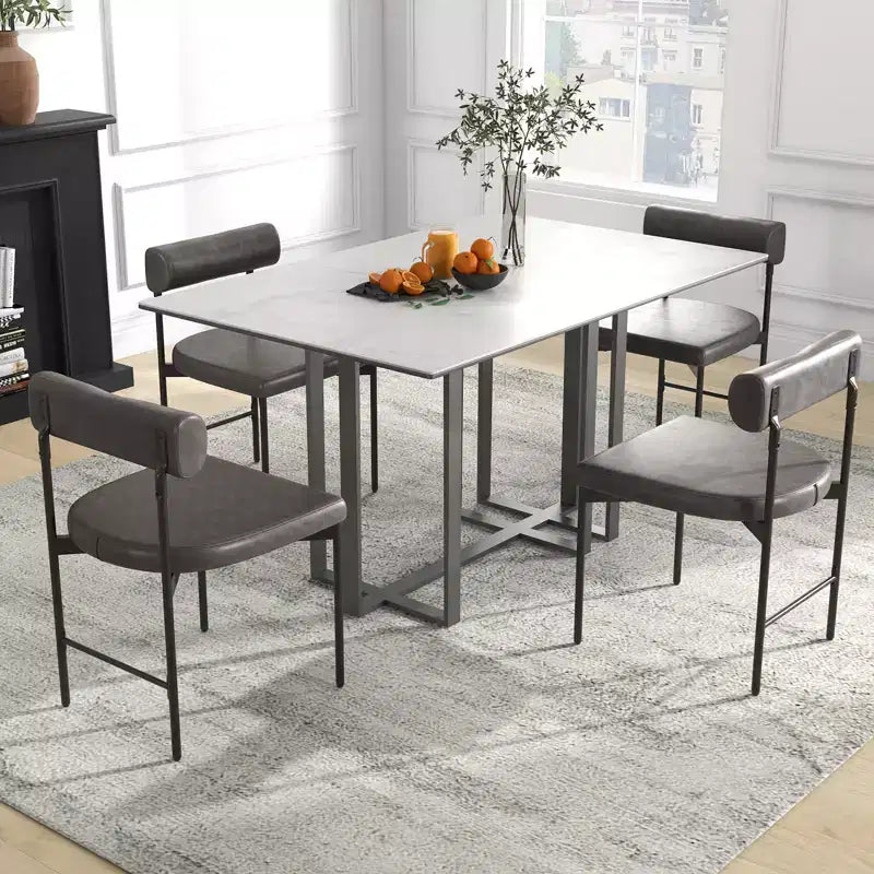 Chaise de salle à manger en similicuir avec dossier incurvé.