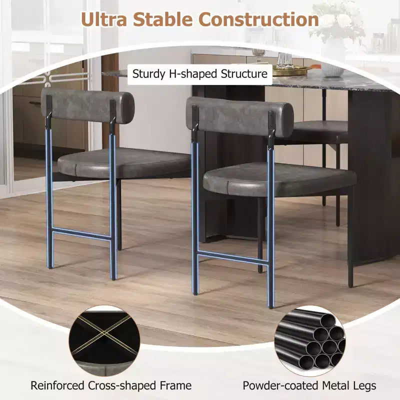 Chaise de salle à manger en similicuir avec dossier incurvé.