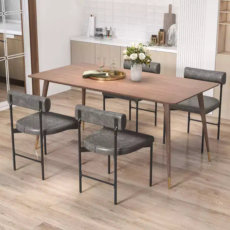 Chaise de salle à manger en similicuir avec dossier incurvé.