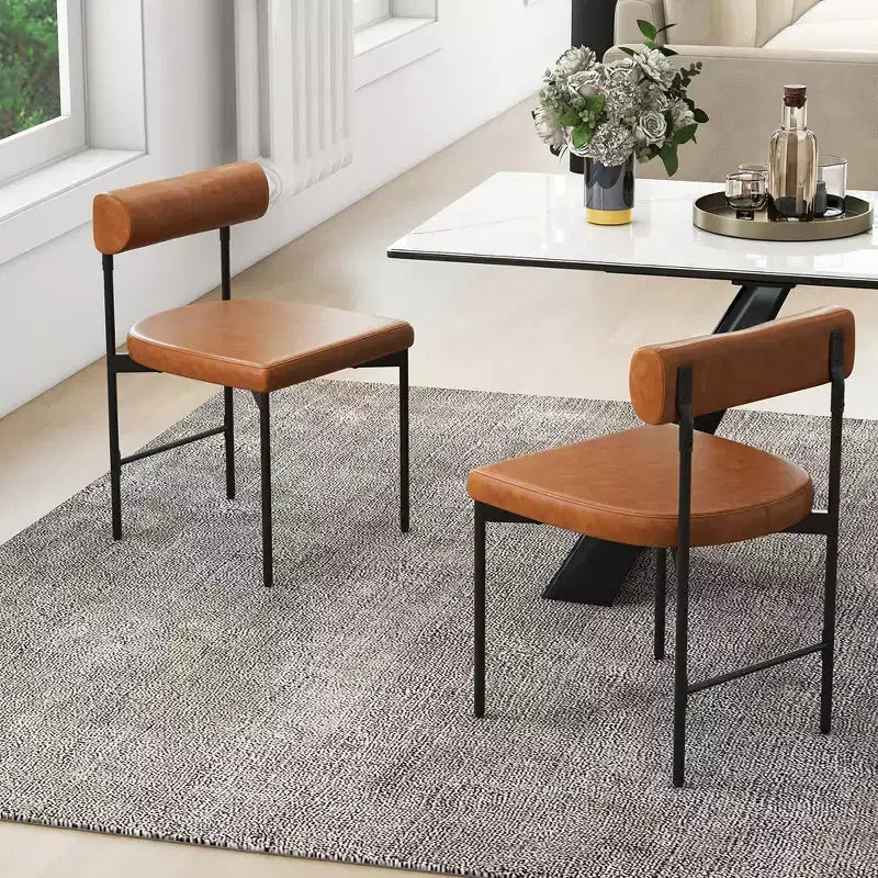 Chaise de salle à manger en similicuir avec dossier incurvé.