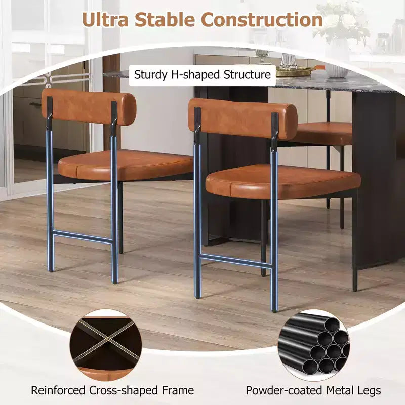 Chaise de salle à manger en similicuir avec dossier incurvé.