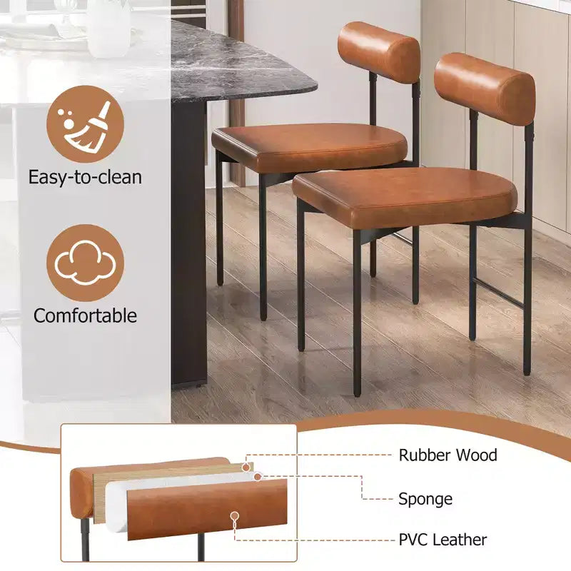 Chaise de salle à manger en similicuir avec dossier incurvé.