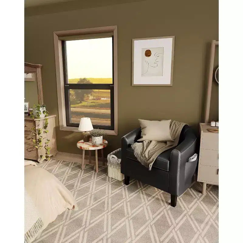 Fauteuil de salon en similicuir, avec coussin moelleux.