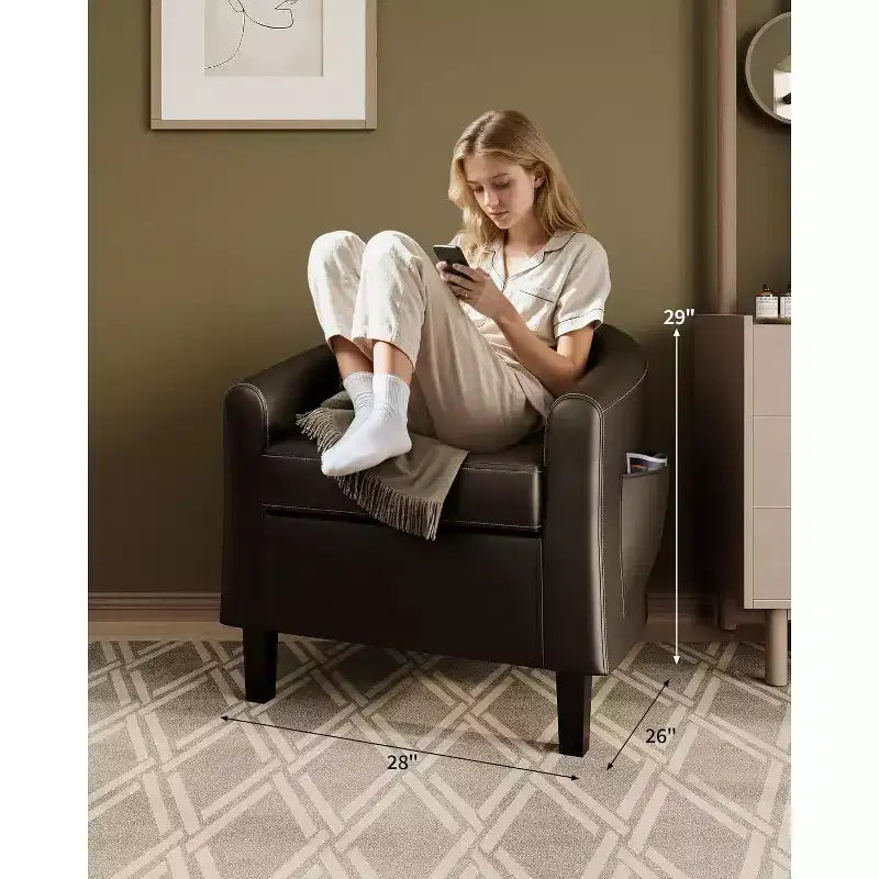 Fauteuil de salon en similicuir, avec coussin moelleux.