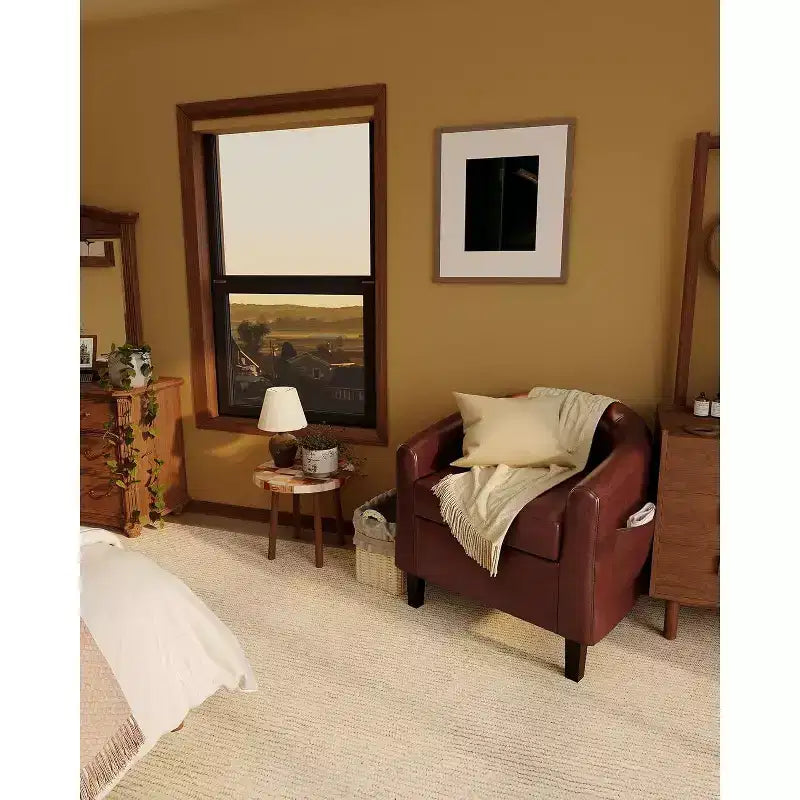 Fauteuil de salon en similicuir, avec coussin moelleux.