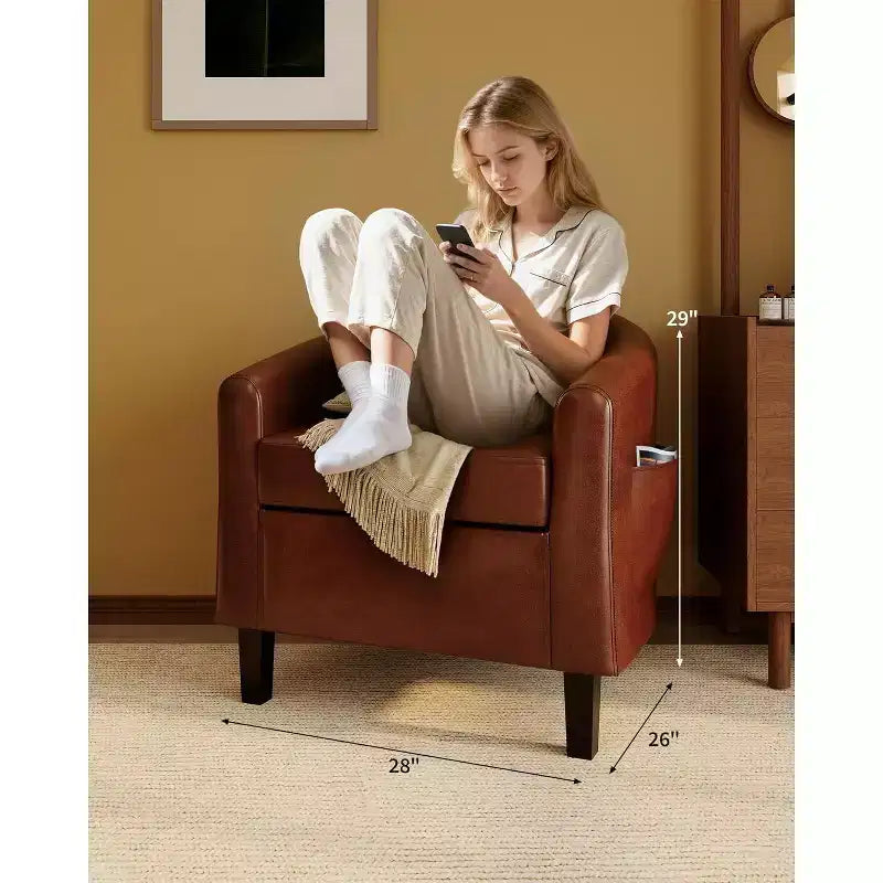 Fauteuil de salon en similicuir, avec coussin moelleux.